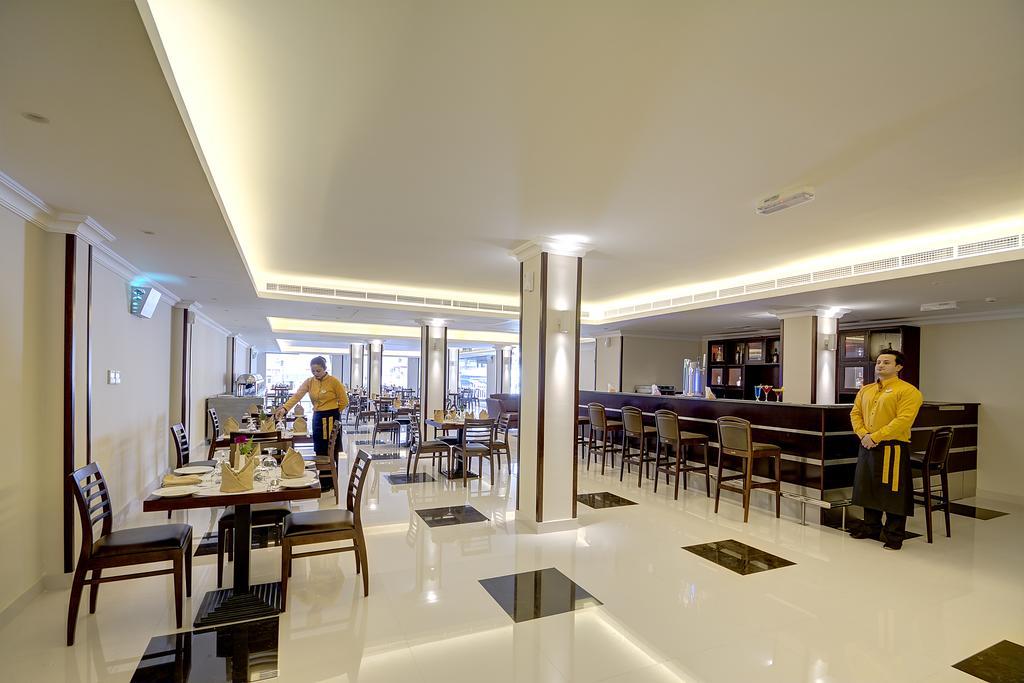 Ajman Beach Hotel Esterno foto