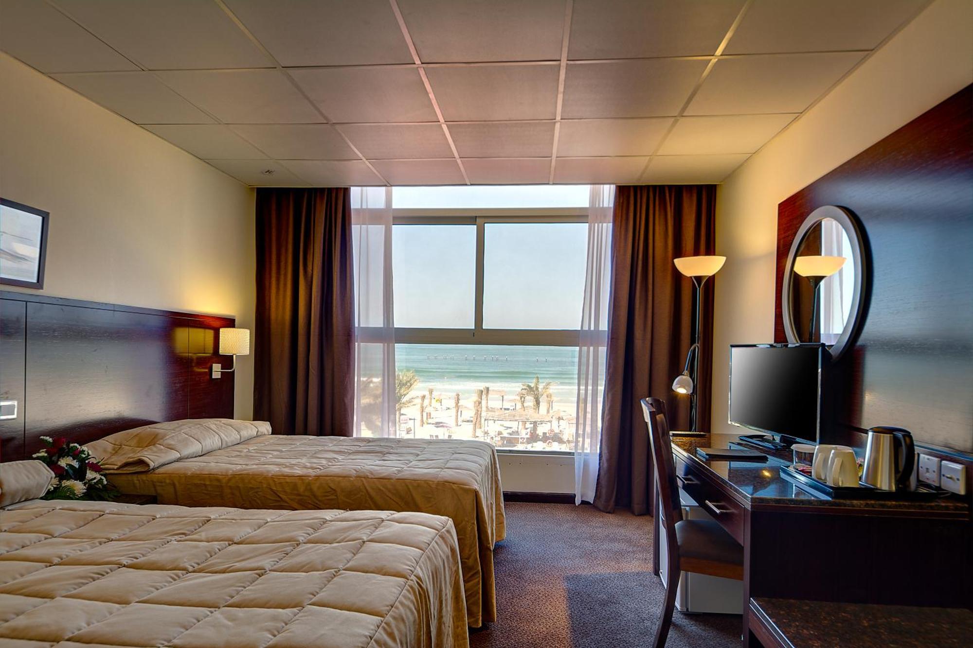 Ajman Beach Hotel Esterno foto
