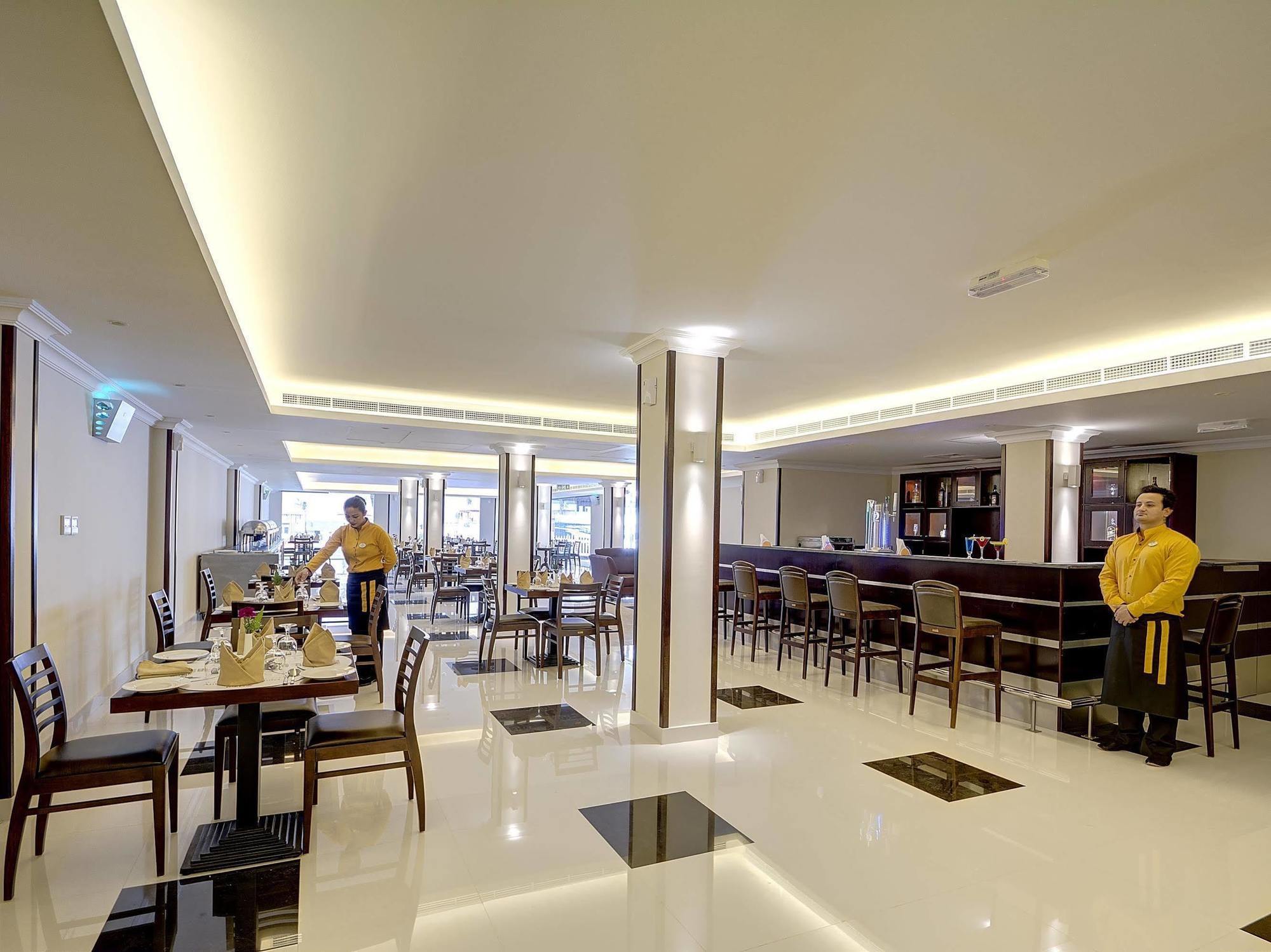 Ajman Beach Hotel Esterno foto